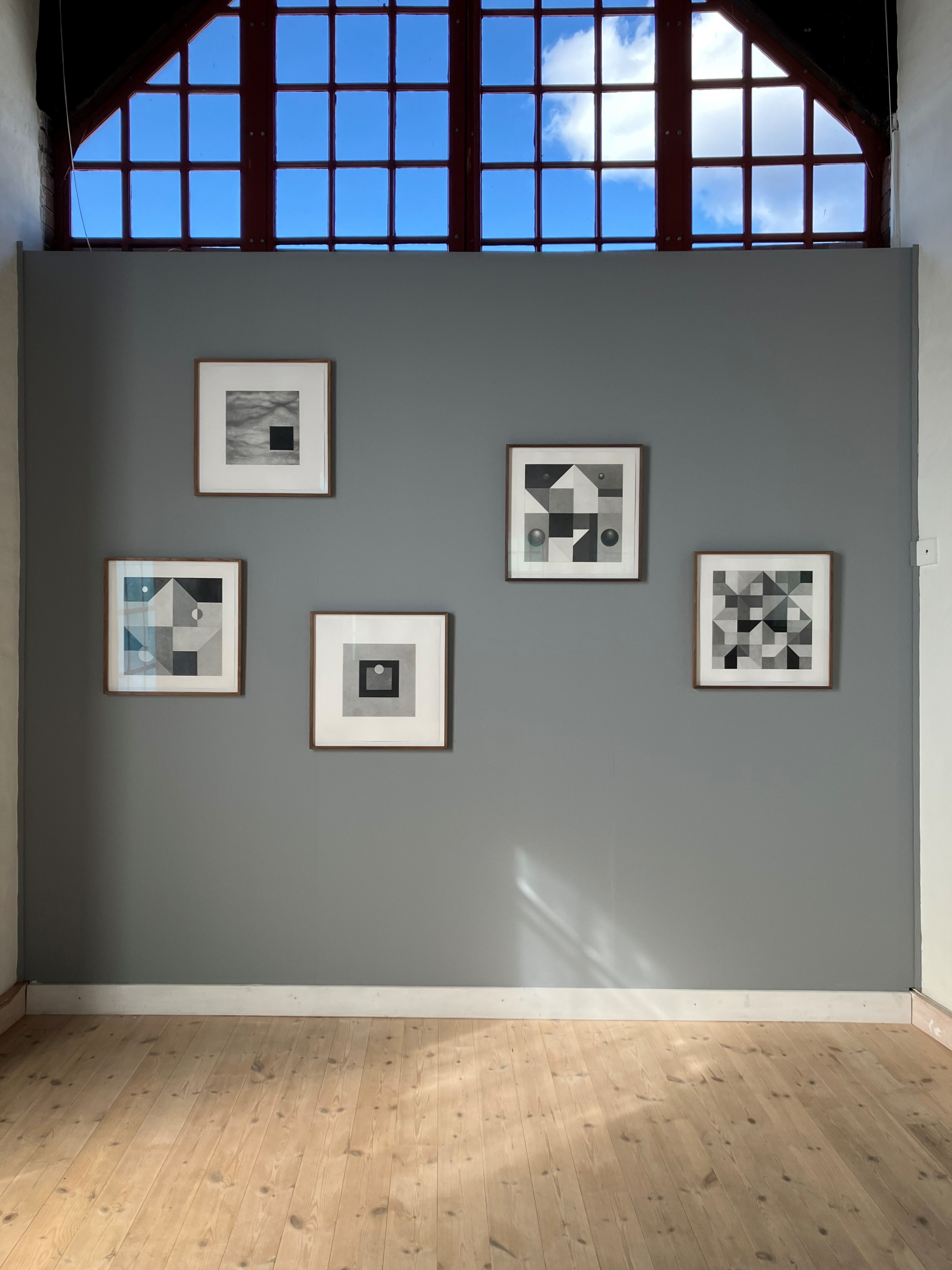 dokumentationsbild-teckningsserien-abstract-inquiries-fran-konsthallen-lokstallet-2023