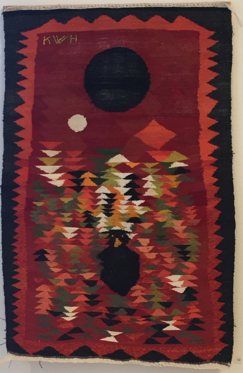 svart-sol-och-litet-vasen-med-gul-nabb