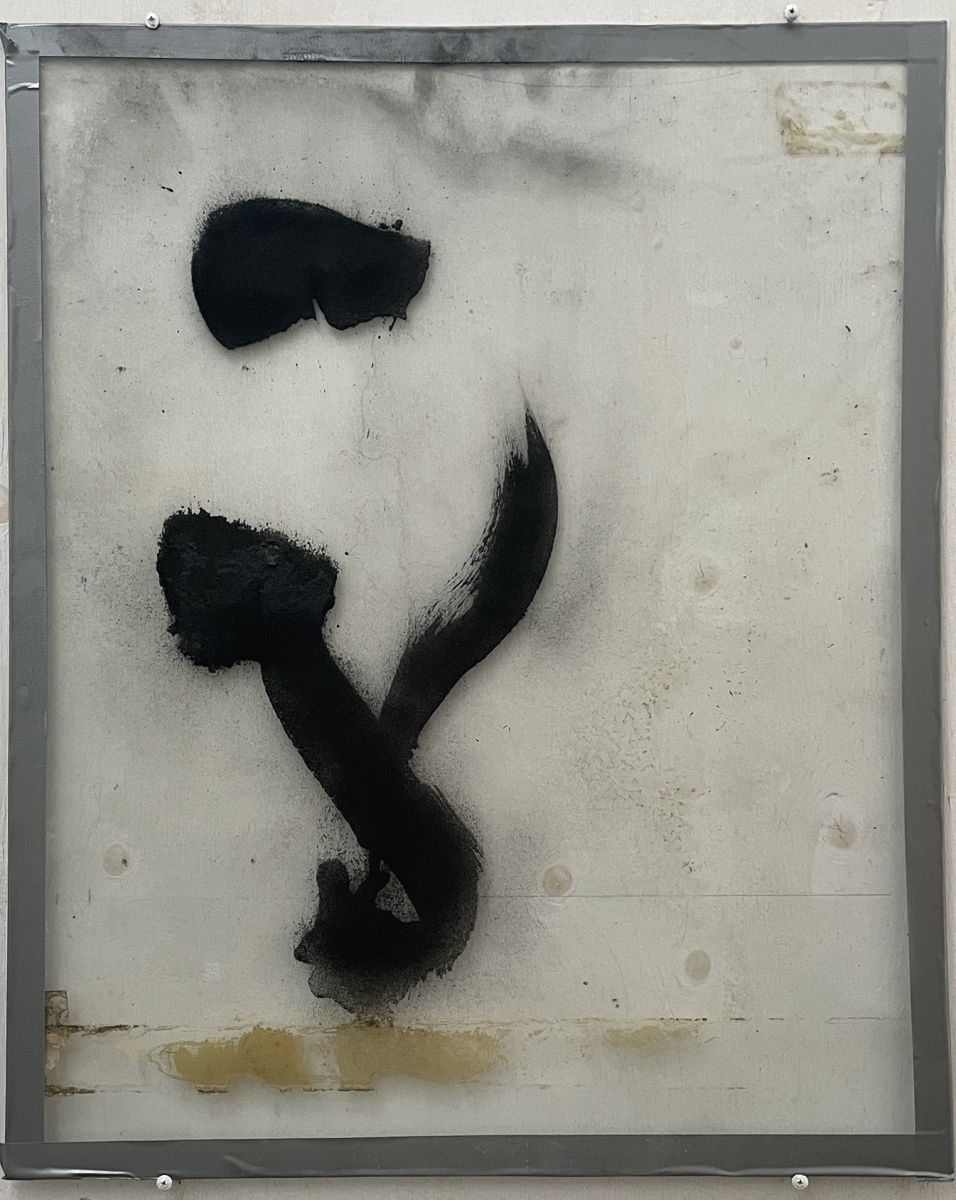 episode-of-smallness-i-pigmented-sand-on-damaged-glass-2024-kopia