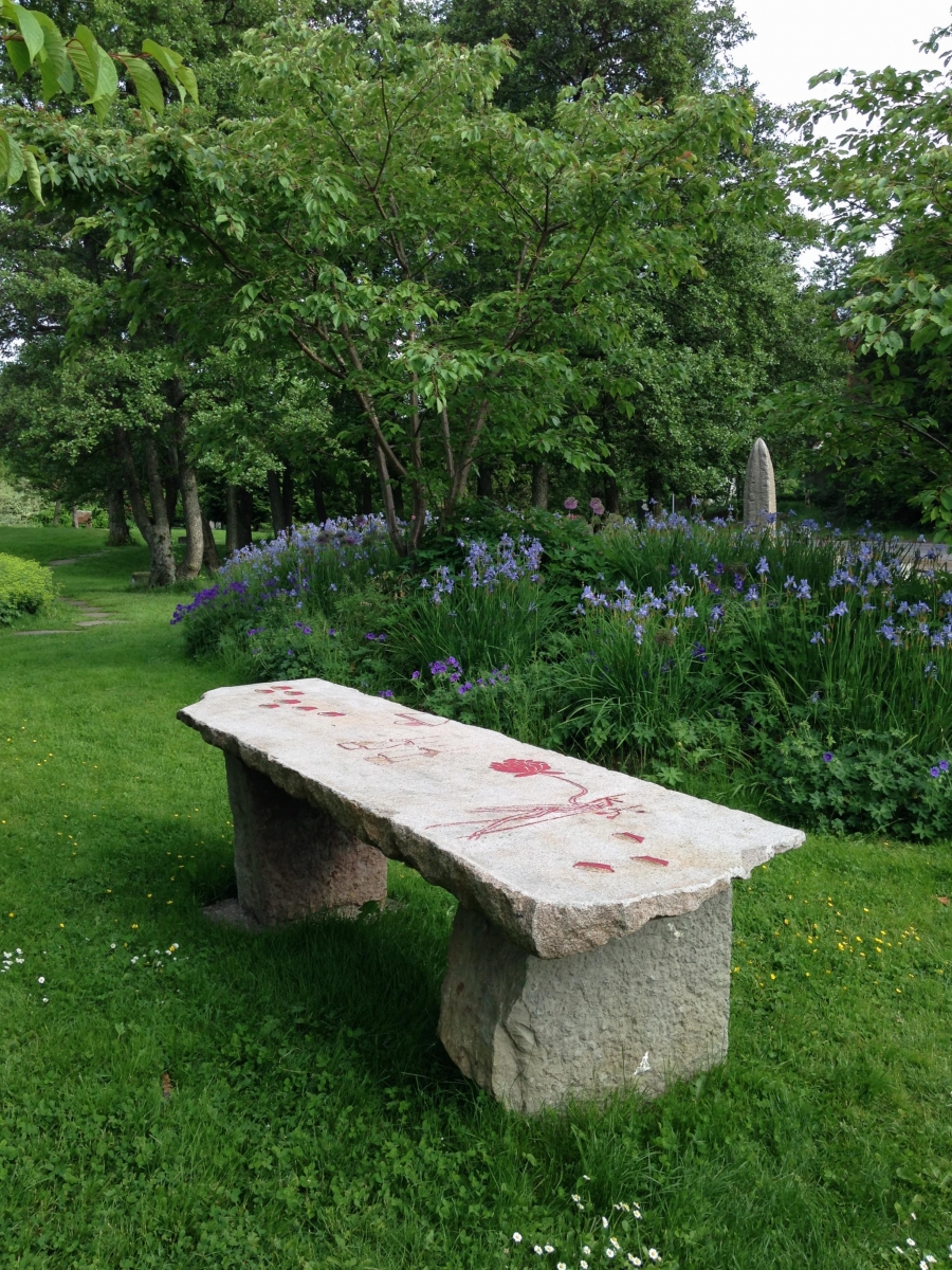 i-hennes-tradgard