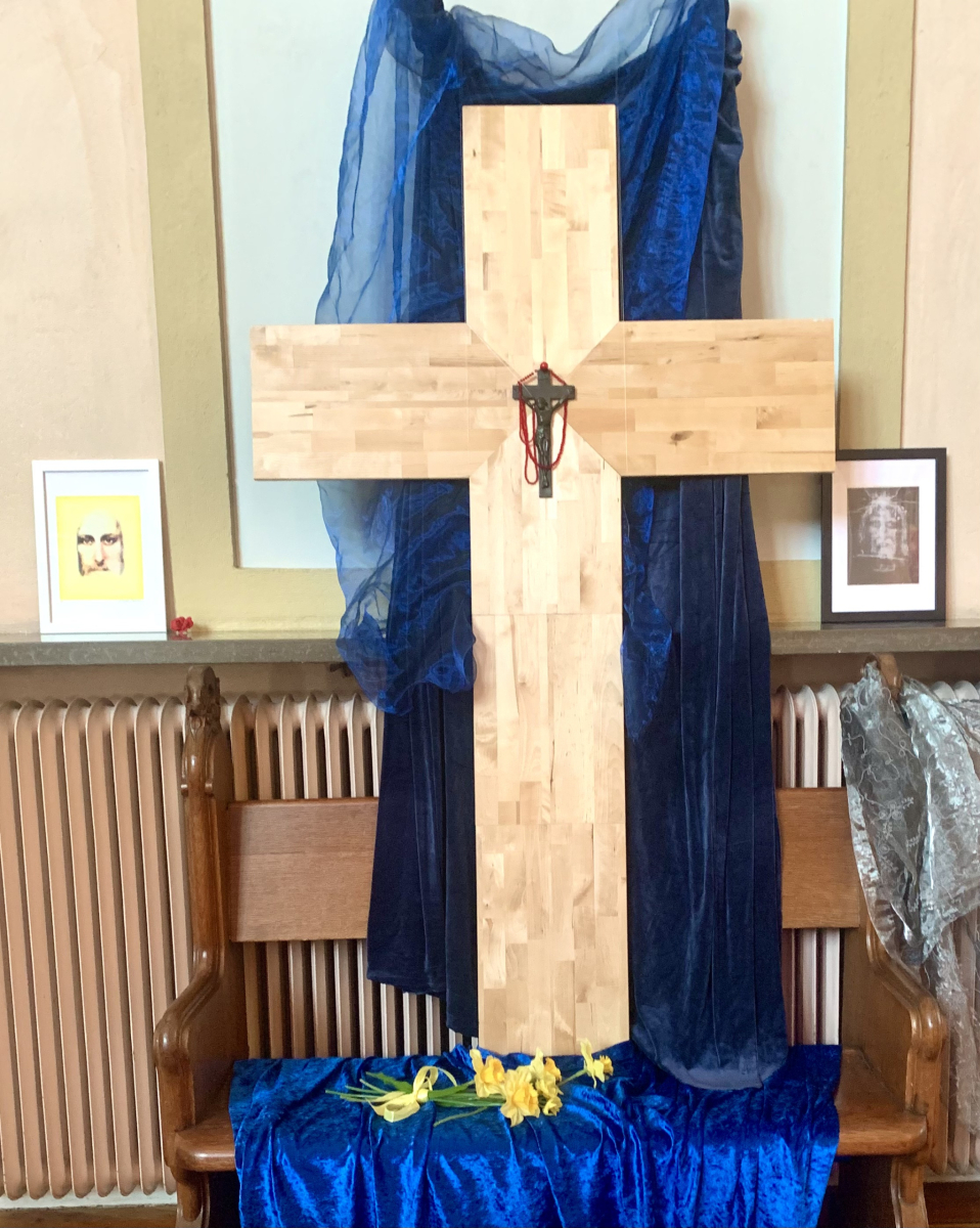 stort-kors-av-atervunnet-bjorktra