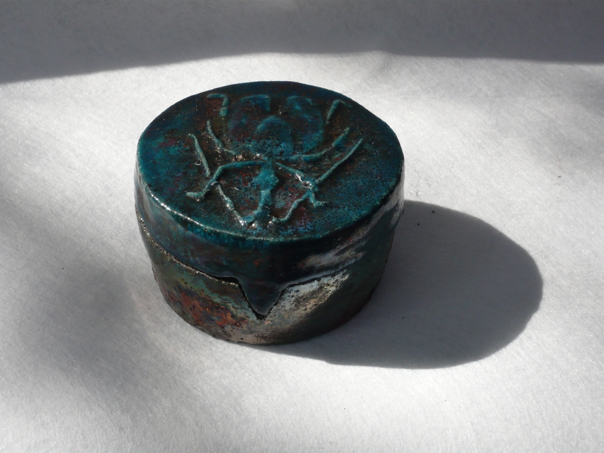 rakuask-med-fantasiinsekt